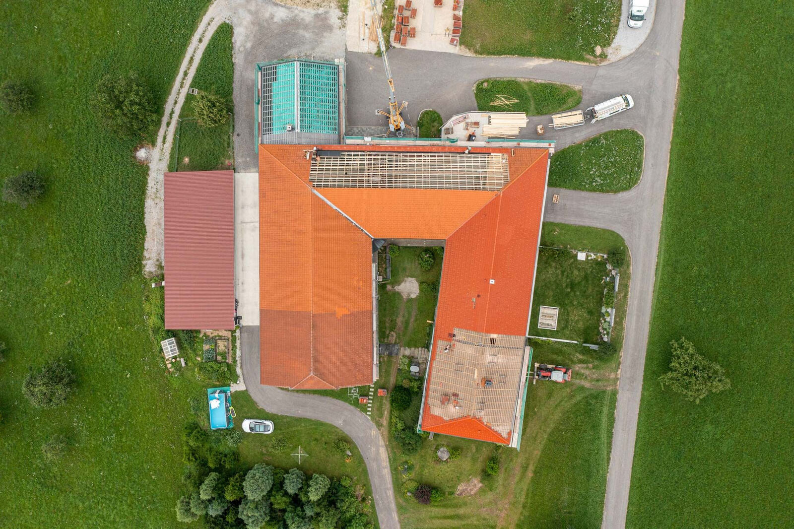Luftaufnahme der Dachflächen mit der Photovoltaik-Anlage